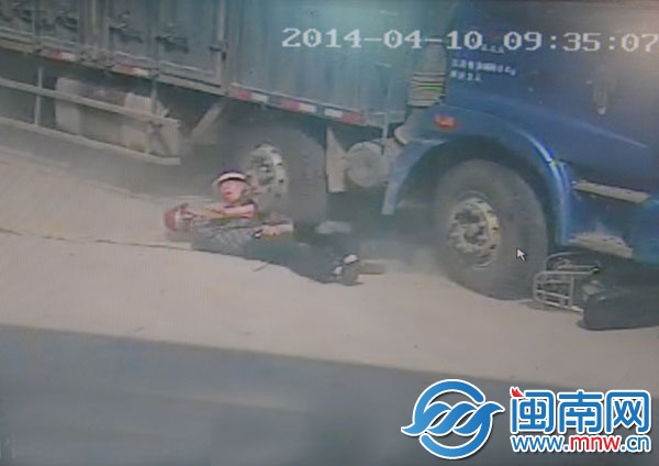 9點35分07秒，王老父用最后力氣，將兒子推開