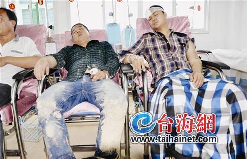 被打傷的工人在醫(yī)院接受治療