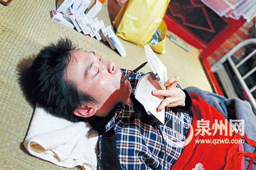 躺久了，蘇祥達(dá)能用嘴寫出一筆好字。