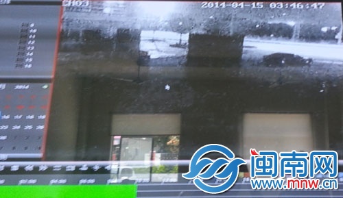 在車站內(nèi)呆約10分鐘后，黑色小車駛離車站