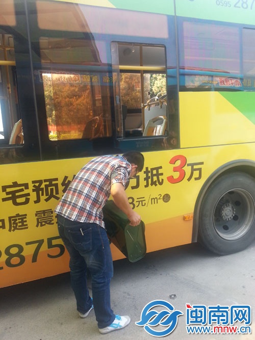 工作人員給公交車加應(yīng)急油