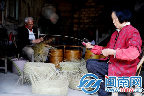 夫唱婦隨，陳阿伯編神籃已經(jīng)58年了