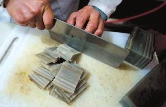 炒制前，粉根需要切成薄片