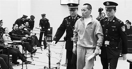 另案被告人劉維（前右二）到劉漢等10人案審判法庭作