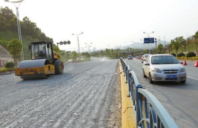 省道308線四黃至八尺嶺路段正在進(jìn)行瀝青改造
