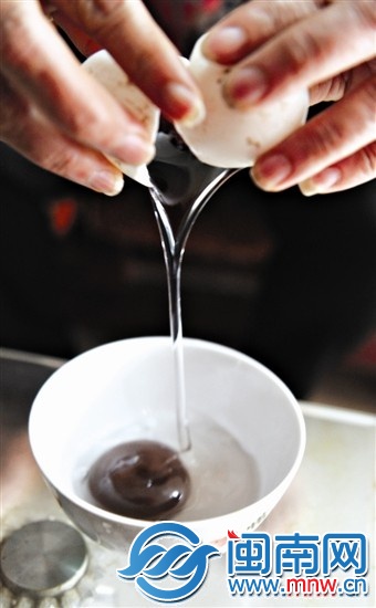 潘女士現(xiàn)場打蛋，咖啡色的蛋黃滑落碗底