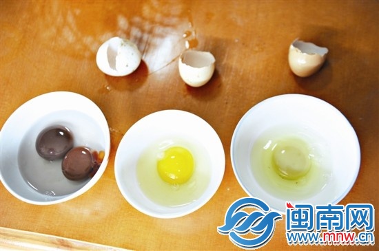 左為變色鴨蛋黃，中為正常雞蛋，右為變色雞蛋黃