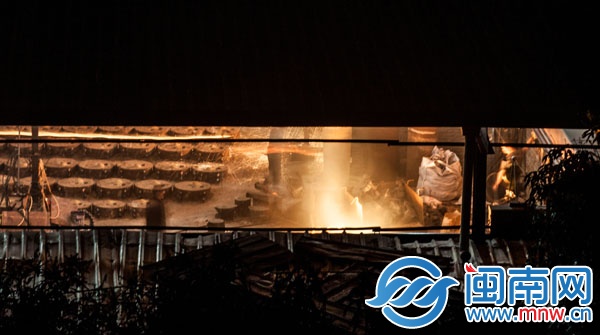 開始鑄鐵時(shí)，車間內(nèi)火花四濺