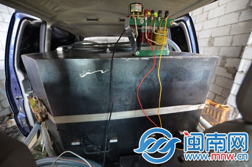 經(jīng)過改裝的商務(wù)車內(nèi)藏著一個(gè)用于裝油的大鐵箱和輸油