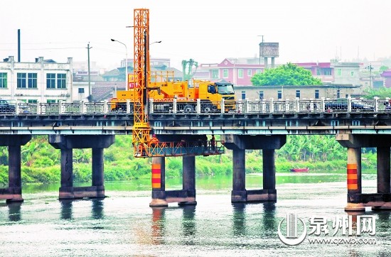 橋梁檢測作業(yè)車上陣檢測