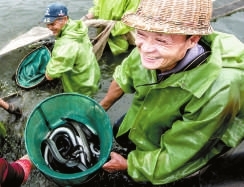 豐收后，村民一臉笑容