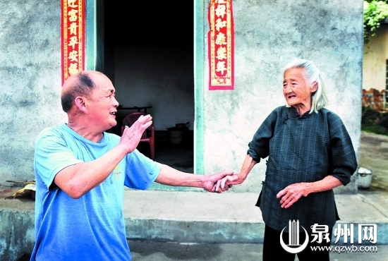 臨別時(shí)，賣煤工劉逸強(qiáng)（左）叮囑陳喜老人注意飲食起