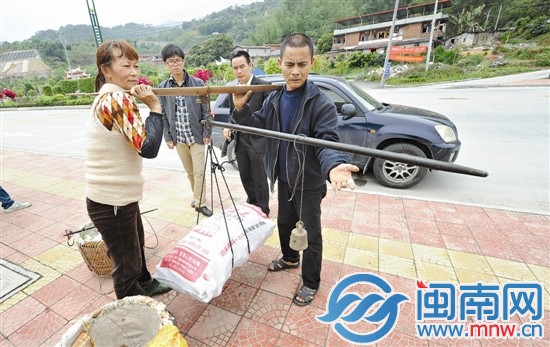 顏秋寧和妻子林美麗正在稱黃瓜