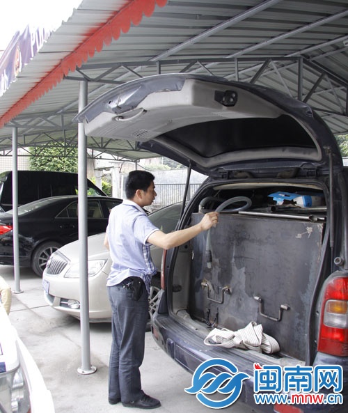 黃某等人買報廢商務車改裝成“油耗子”車