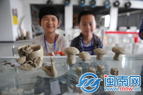 孩子們的作品展示，有蘑菇、骰子等