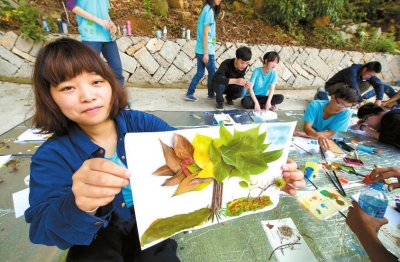 閩南師范大學(xué)學(xué)生黃盛月展示自己的作品