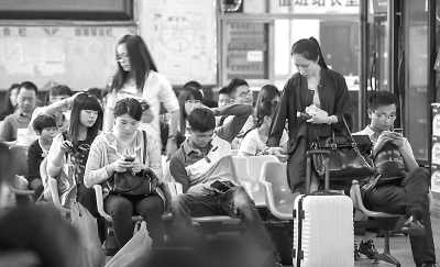 南安汽車站內(nèi)候車的乘客