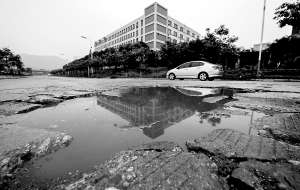 路面破損處積滿(mǎn)了雨水