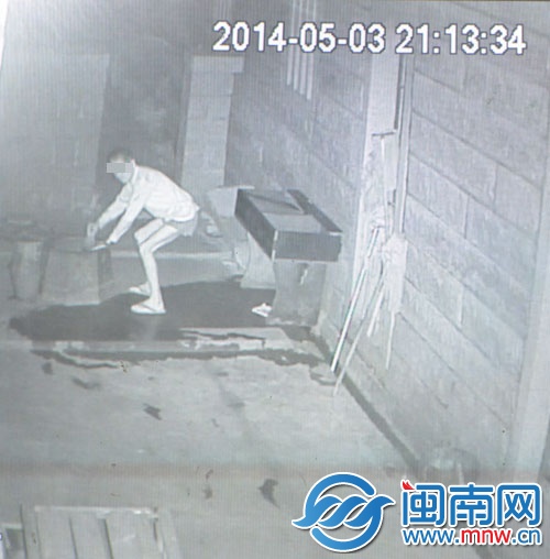 監(jiān)控視頻顯示，鄰居張某擰開瓶蓋后，將瓶子投進井里