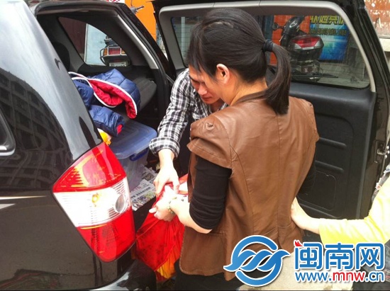 林女士提前整理好書，抬上了本報(bào)的采訪車