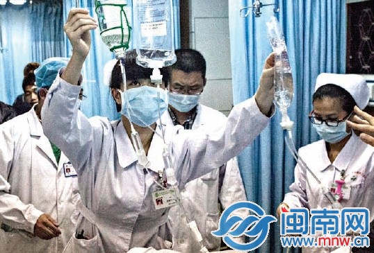 遇到急診病人多了，一護(hù)士連掛三個吊瓶