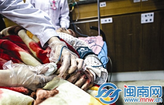 救人時間總是很短，有時候護士來不及做過多防護就投