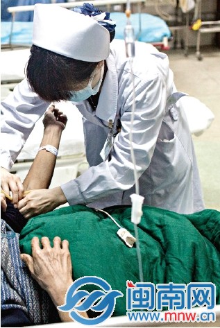 一整個晚上，五名護士幾乎沒停下來