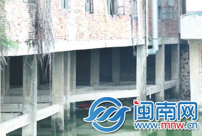 垃圾堆積湖面角落。