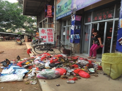 卓女士店門口被倒了一堆垃圾。