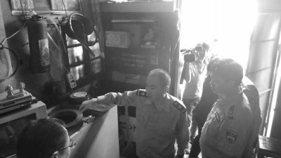 執(zhí)法人員發(fā)現(xiàn)“藏身”木柜中的油罐。