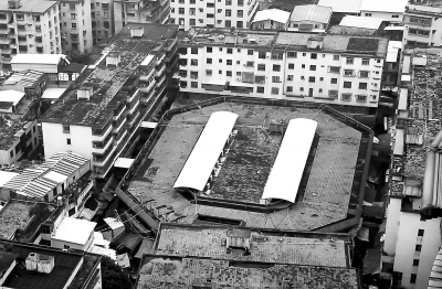 第一市場(chǎng)（圓圈處）坐落于居民區(qū)內(nèi)，環(huán)境擁擠。