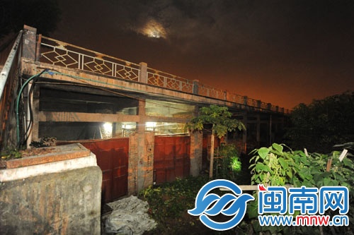 私宰點藏身防洪堤下的店面