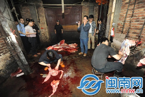 執(zhí)法人員到現(xiàn)場(chǎng)時(shí)，私宰點(diǎn)的工人正在切割牛肉