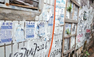 在第一市場東北角一小巷內(nèi)，墻上密密麻麻都是“牛皮