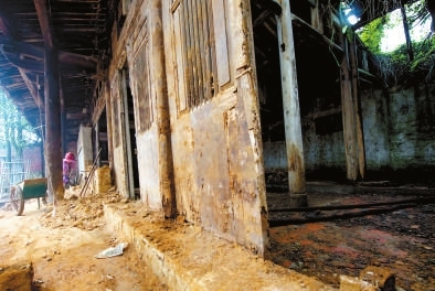 當鋪破舊不堪。