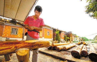 工人正在加工修繕所需的木料。