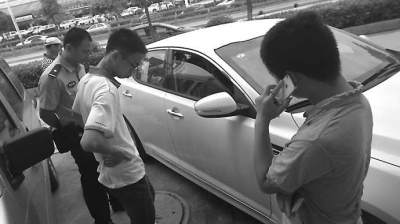 雙方在給新車“驗傷”。