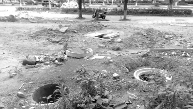 路邊窨井蓋缺失。