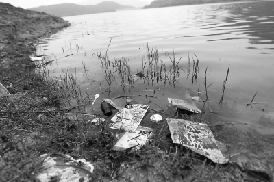 后橋水庫釣魚點(diǎn)隨處可見釣魚者丟棄的雜物。本報(bào)記者