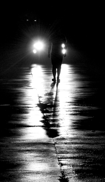 行人在遠(yuǎn)光燈的照射下會形成視覺盲區(qū)。本報記者陳明