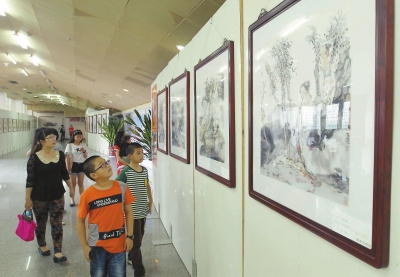 24日，市民在市體育館欣賞郭東健畫(huà)作