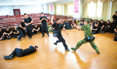 南安警方開展武器警械使用專項培訓