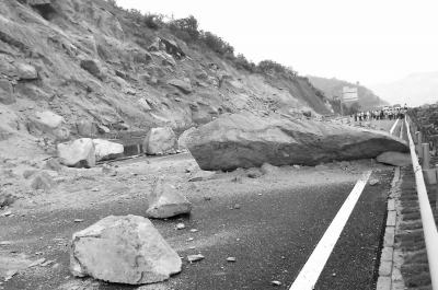 發(fā)生山體滑坡，巨石滾落占住車道