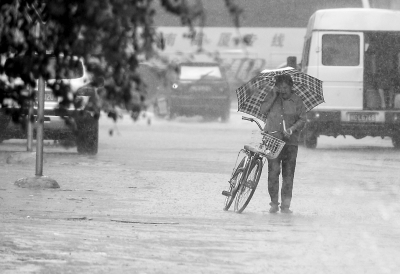 大雨造成市民出行困難。