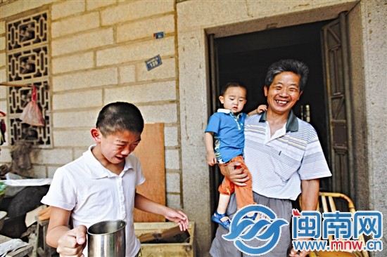 老楊的孫子，還不太習(xí)慣喝這帶著苦味的茶水