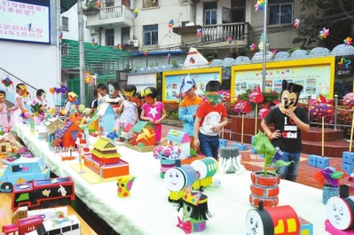 市實(shí)驗(yàn)幼兒園孩子同游校園慶“六一”。