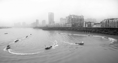 沖鋒舟在演練水域呈心形隊列航行。