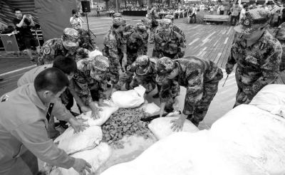 搶險人員正在演練“管涌”應急處置方法。