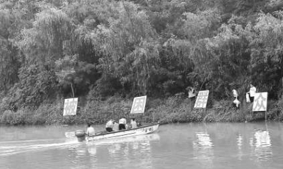 救援人員將“被困”群眾轉(zhuǎn)移到?jīng)_鋒舟上。