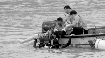 救援人員將“落水者”救上沖鋒舟。